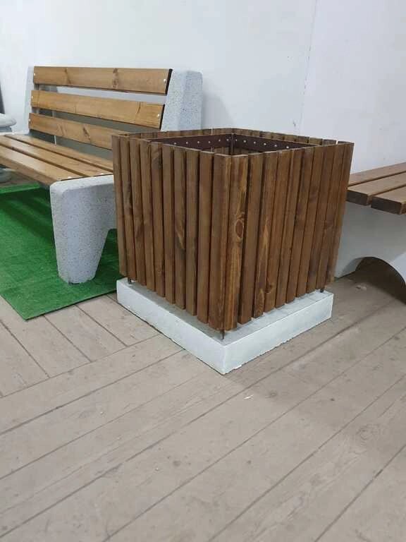 Вазон Кашпо Великан 600х600х650 деревянный на бетонном основании от компании ООО "АСЦ - Сибирский Сварной" - фото 1