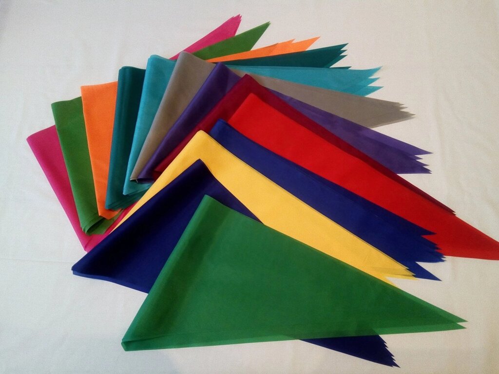Разноцветные пионерские галстуки для детей в школу и пионерские лагеря от компании Интернет-магазин "Атрибуты" - фото 1