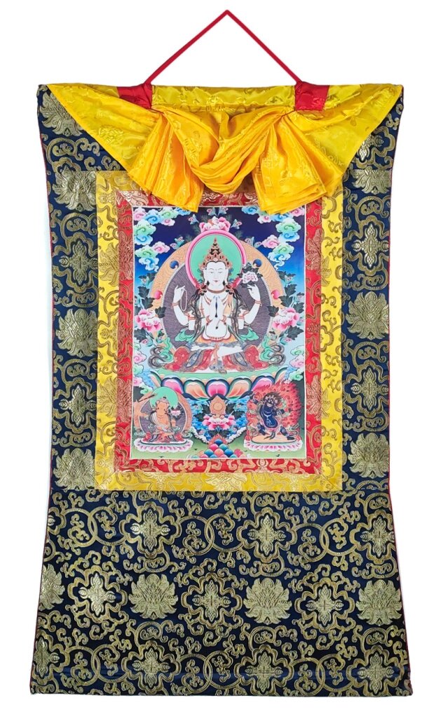 Баннерная тханка Авалокитешвара (Ченрезиг) с Манджушри и Ваджрапани в шелковой обшивке 66х102 см от компании Интернет-магазин "Арьяварта" - фото 1