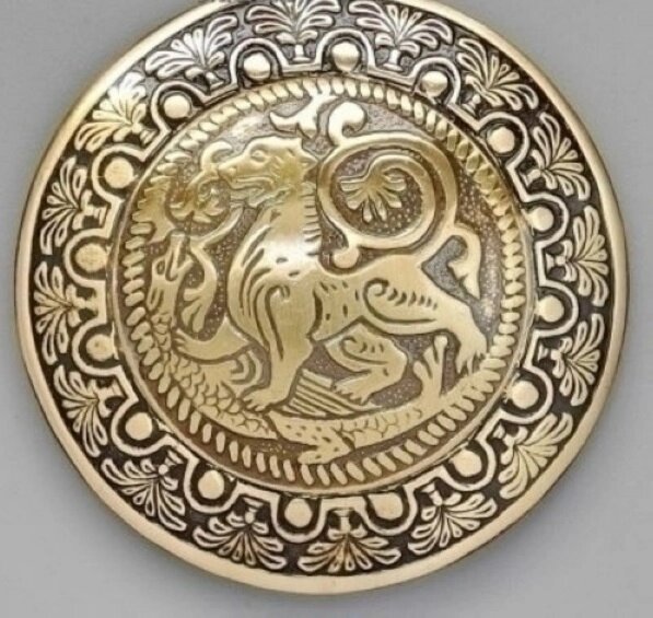 Фибула накладная “Лев, топчущий дракона”, латунь от компании Интернет-магазин "Арьяварта" - фото 1