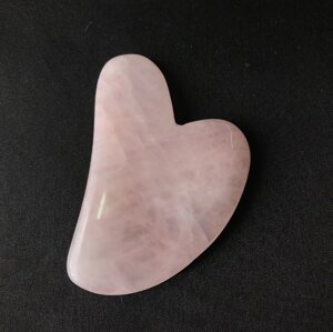 Пластина из розового кварца "Сердечко" для массажа лица по методу Гуаша