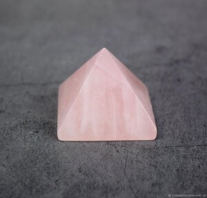 Пирамида из розового кварца 3х2,7 см