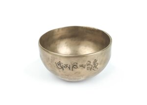 Кованая тибетская поющая чаша с мантрой диаметр 11 см