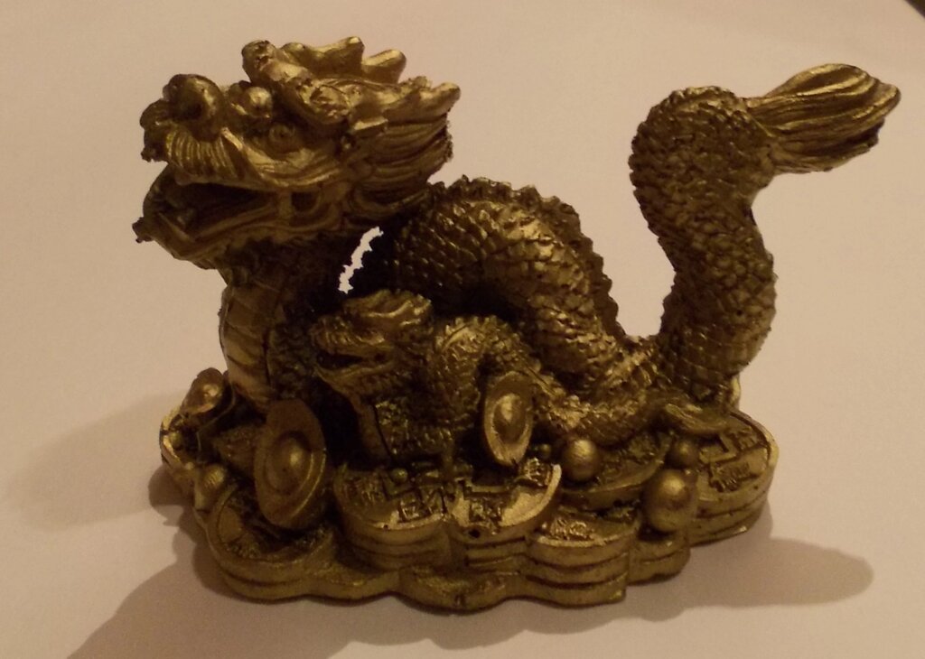 Статуэтка Дракон с дракончиком на монетах от компании Интернет-магазин "Арьяварта" - фото 1