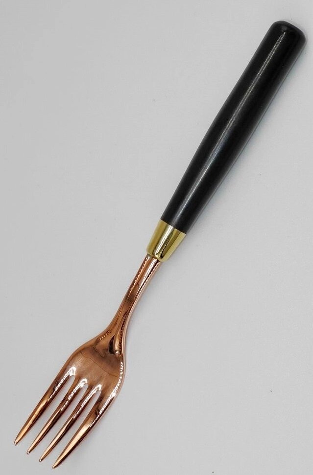 Вилка десертная медная Ретро, черная ручка от компании Интернет-магазин "Арьяварта" - фото 1