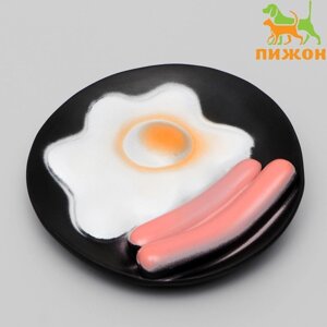 Игрушка пищащая "Завтрак" для собак, 13,5 см, на чёрной тарелке