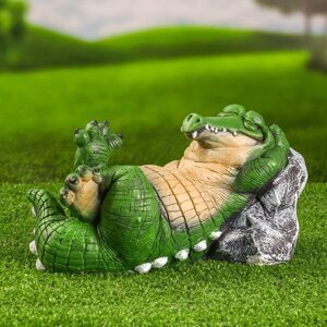 Садовая фигура "Крокодил у камня" 16х29см