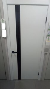 Межкомнатная дверь ГЕОМЕТРИЯ-5 гладкая эмаль белая вставка стекло черное АЛЬБЕРО