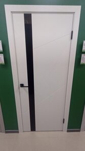 Межкомнатная дверь ГЕОМЕТРИЯ-6 гладкое с фрезеровкой эмаль белая вставка стекло черное АЛЬБЕРО