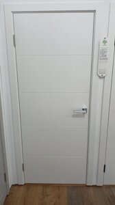 Межкомнатная дверь ГЛУХАЯ ГЕОМЕТРИЯ-4 гладкая с фрезеровкой эмаль цвет белый/серый/латте минимализм АЛЬБЕРО