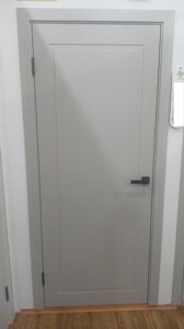 Межкомнатная дверь ГЛУХАЯ НЕОКЛАССИКА-1 гладкая фрезер эмаль цвет белый/серый/латте АЛЬБЕРО