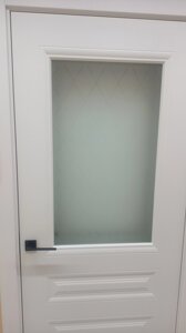 Межкомнатная дверь остекленная стиль-2 эмаль белая/латте альберо