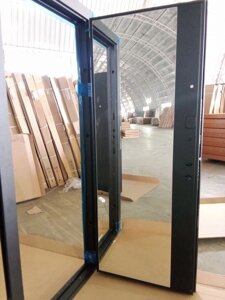 Входная дверь 9см ЧЕРНОЕ ЗЕРКАЛО панорама МДФ 10мм сатин черный линии / Сатин черный КСМ ФЕРРОНИ