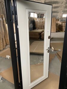 Входная дверь 7,5см ГАРДА серебро / Белый зеркало фацет КСМ ФЕРРОНИ в Крыму от компании Двери в Евпатории