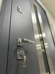 Входная дверь уличная с терморазрывом 11см ЧИКАГО ТЕРМО ИМПРЕСС СВ стеклопакет муар серый 7024/ Белый