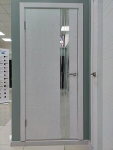 Межкомнатная дверь ЛАЙНДОР КАМЕЛИЯ К5 шпон натуральный ясень белый текстура тон 38 вертикаль вставка зеркальная прямая в Крыму от компании Двери в Евпатории