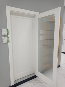 Межкомнатная дверь ГЛУХАЯ СЕ2FL экошпон снежное утро софт тач вертикаль фрезеровка классика 1ФЛН ЭВЕР в Крыму от компании Двери в Евпатории