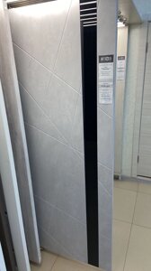 Межкомнатная дверь ГЛУХАЯ ТОСКАНА пвх экошпон бетон снежный линии фреза вставка черная лакобель прямая ВФД в Крыму от компании Двери в Евпатории
