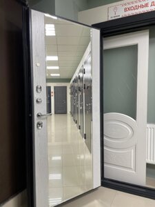 Входная дверь 10,5см КАРДИНАЛ синее букле / ЗЕРКАЛО Роял вуд арктик текстура СФД в Крыму от компании Двери в Евпатории