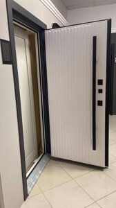 Входная дверь уличная с терморазрыв 12см КРОНА ST термо рейки муар корич 8019+цинк/Белый вертикал двухцветн короб ВЕНМАР в Крыму от компании Двери в Евпатории