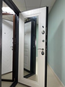 Входная дверь 10см ФАВОРИТ СВД букле серый / Платина белая ЗЕРКАЛО в Крыму от компании Двери в Евпатории