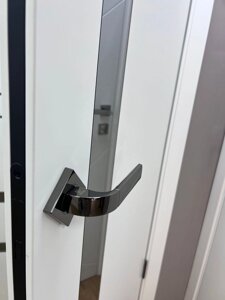 Межкомнатная дверь ГЛУХАЯ ПОРТИКА ПТА-51В шилак вайт вертикаль зеркало графит АБС черный гладкая минимализм щит ЭВЕР