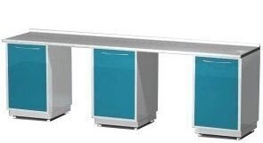 AR-L21 Стол лабораторный трехтумбовый (три тумбы с распашными металлическими дверями), на столешнице стекло от компании АВАНТИ Медицинская мебель и оборудование - фото 1