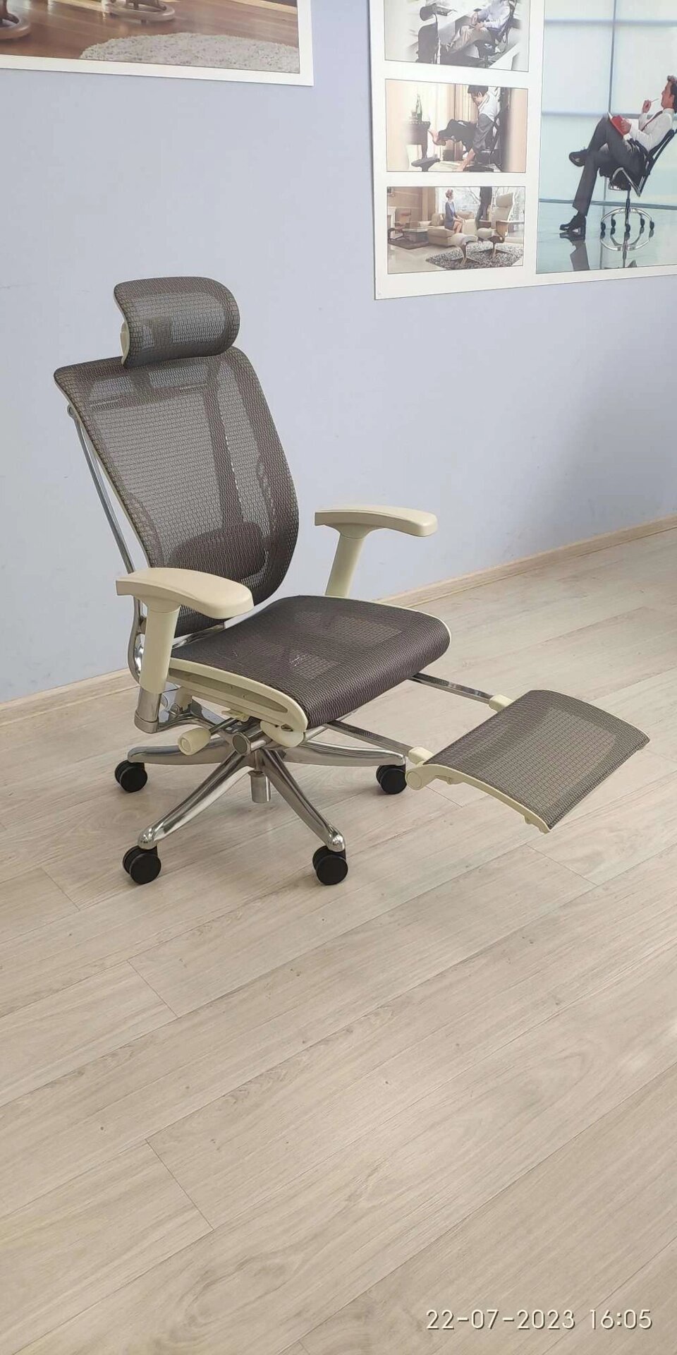 Эргономичное кресло Expert Spring с выдвижной подножкой. Серый от компании HumanToday - Товары для людей, идущих в ногу со временем - фото 1