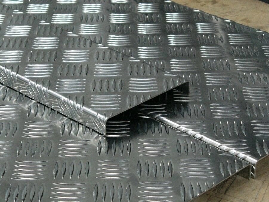 Лист алюминиевый Квинтет рифленый 1,2х1200х1500 мм, АМГ2Н2Р, ГОСТ 21631-76 от компании АлюмТорг - фото 1