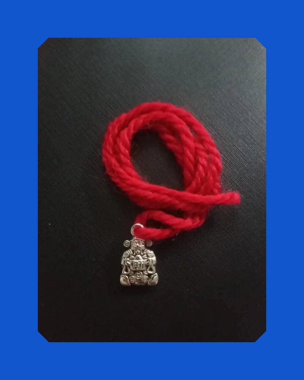 Красная нить с подвеской Бог богатства, цвет серебро от компании ООО АМУЛЕТОФФ - фото 1