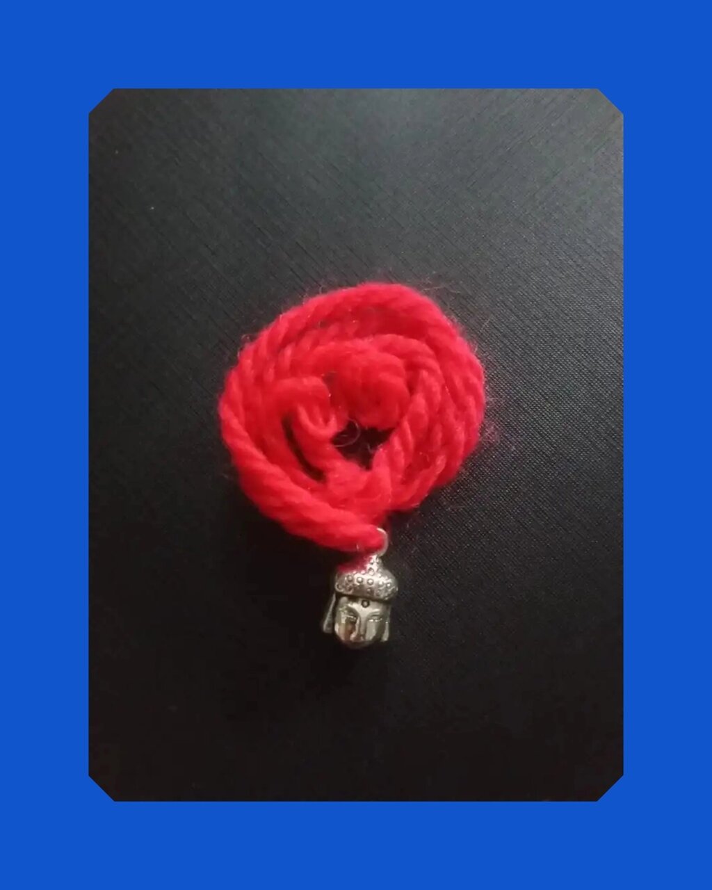 Красная нить с подвеской Будда, цвет серебро от компании ООО АМУЛЕТОФФ - фото 1