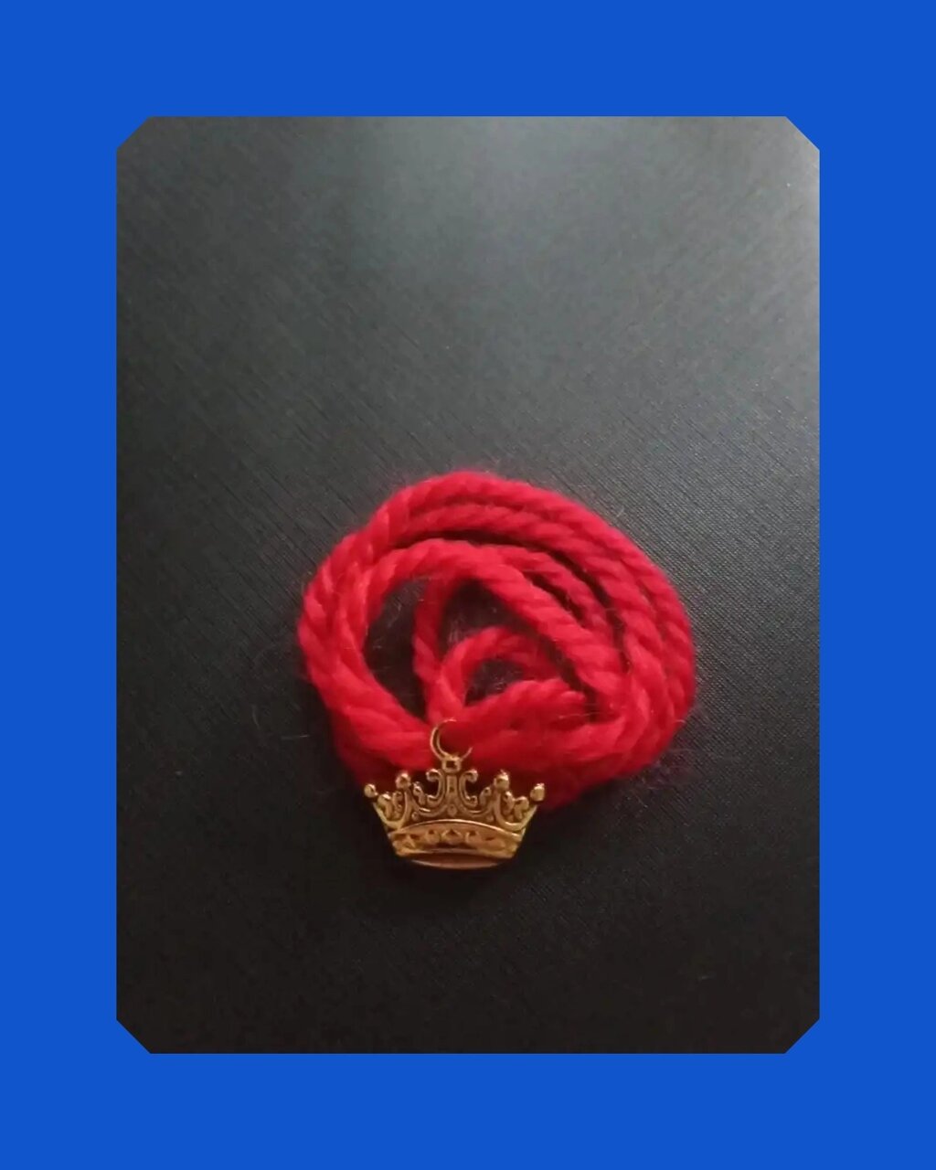 Красная нить с подвеской Корона, на молодость и красоту, цвет золото от компании ООО АМУЛЕТОФФ - фото 1