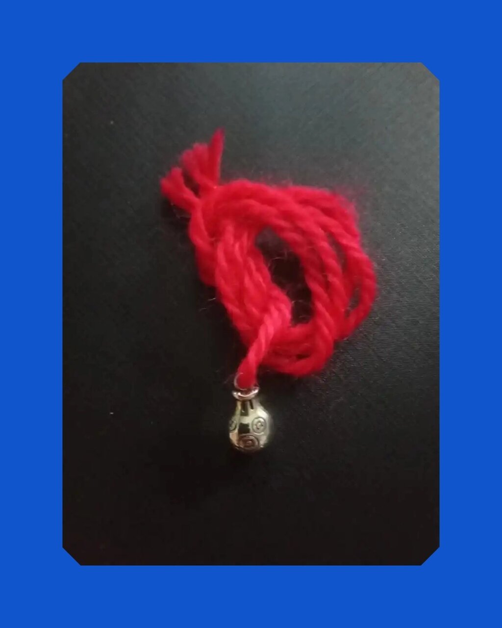 Красная нить с подвеской Мешок богатства, цвет серебро от компании ООО АМУЛЕТОФФ - фото 1