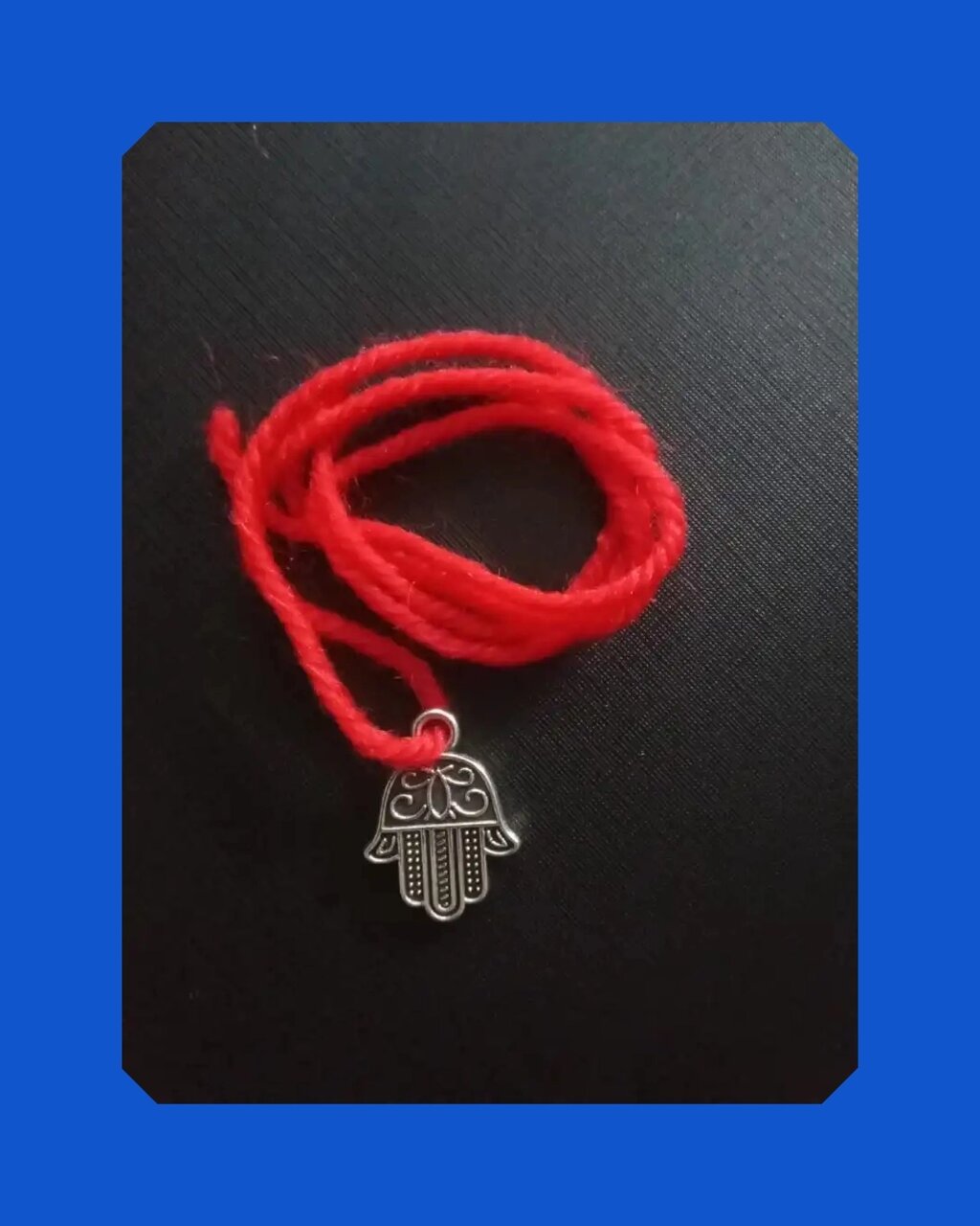 Красная нить с подвеской Рука Хамса, цвет серебро от компании ООО АМУЛЕТОФФ - фото 1