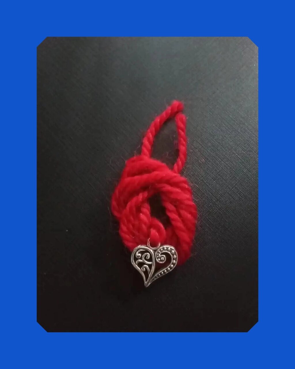 Красная нить с подвеской Сердце, на любовь и семейное счастье, цвет серебро от компании ООО АМУЛЕТОФФ - фото 1