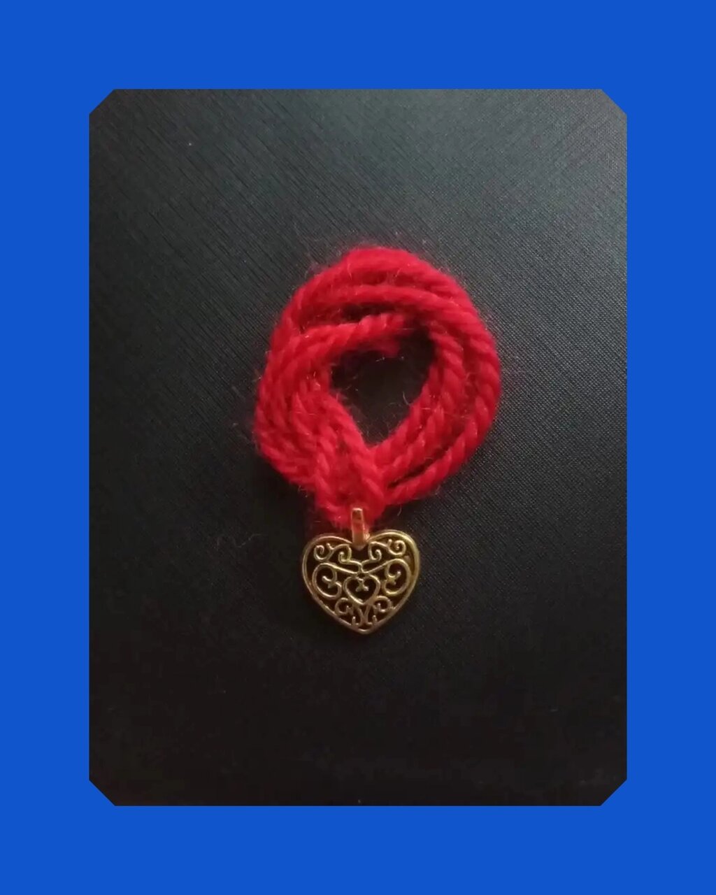 Красная нить с подвеской Сердце, на счастье в любви, цвет золото от компании ООО АМУЛЕТОФФ - фото 1