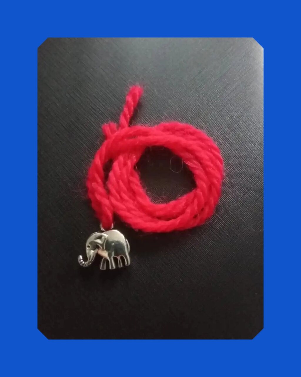 Красная нить с подвеской Слон, цвет серебро от компании ООО АМУЛЕТОФФ - фото 1