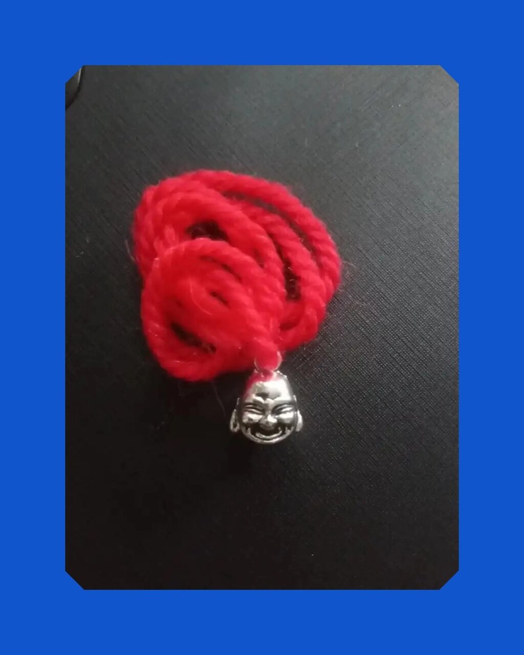 Красная нить с подвеской Смеющийся Будда, цвет серебро от компании ООО АМУЛЕТОФФ - фото 1