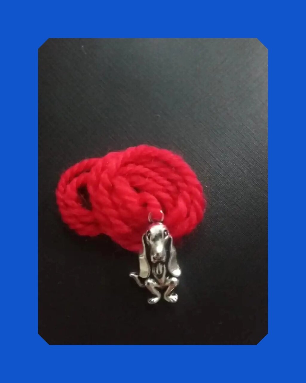 Красная нить с подвеской Собака, благополучие, защита, цвет серебро от компании ООО АМУЛЕТОФФ - фото 1