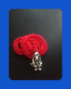 Красная нить с подвеской Собака, благополучие, защита, цвет серебро