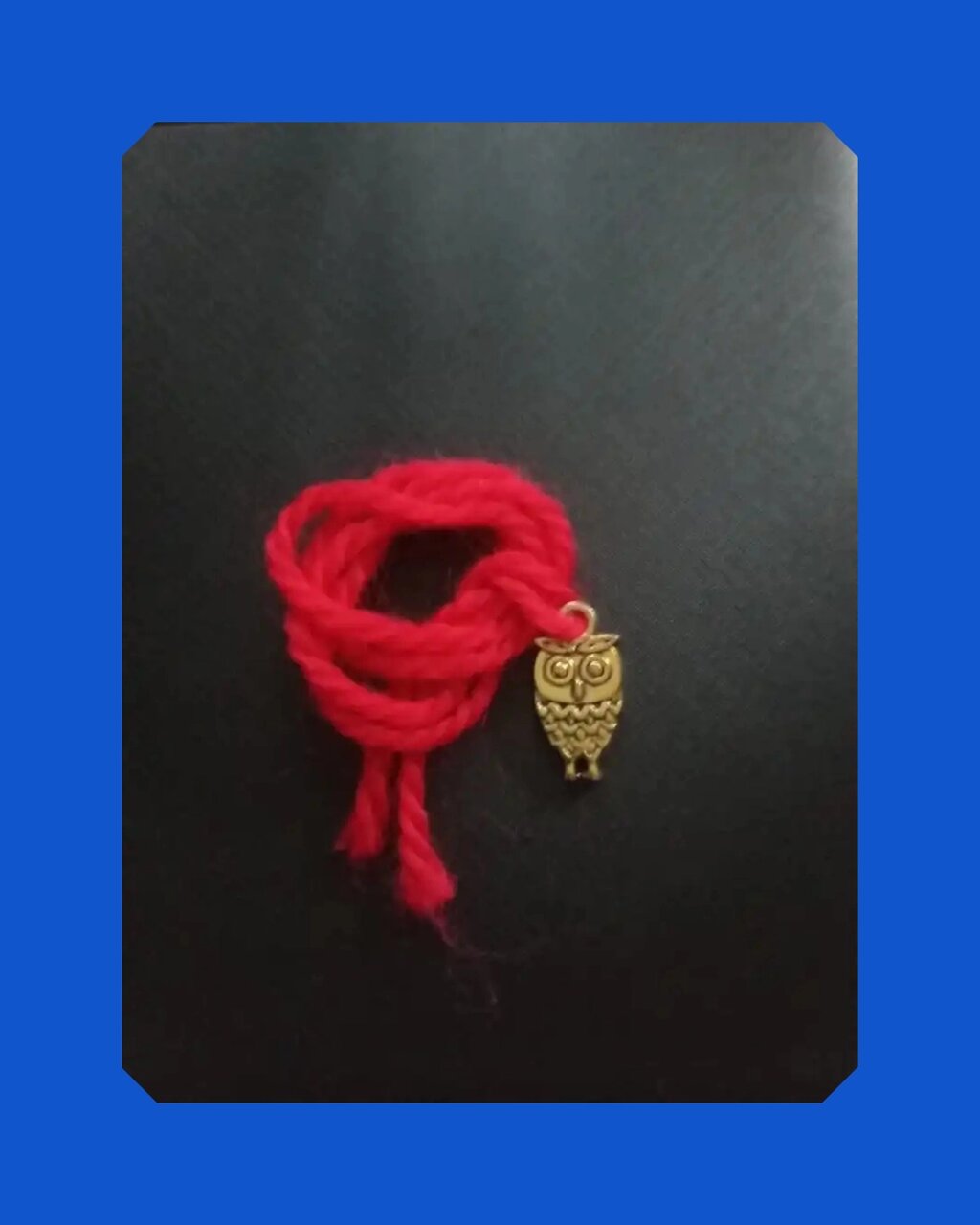 Красная нить с подвеской Сова, цвет золото от компании ООО АМУЛЕТОФФ - фото 1
