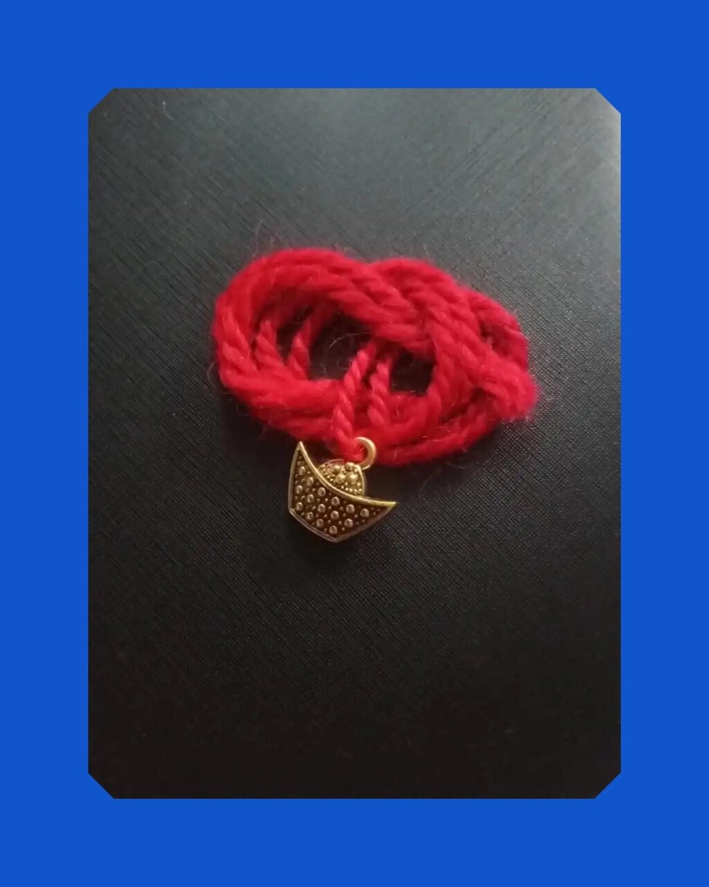 Красная нить с подвеской Золотой слиток, цвет золото от компании ООО АМУЛЕТОФФ - фото 1