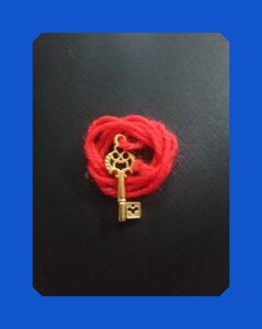 Красная нить с подвеской Ключ, на удачу, цвет золото