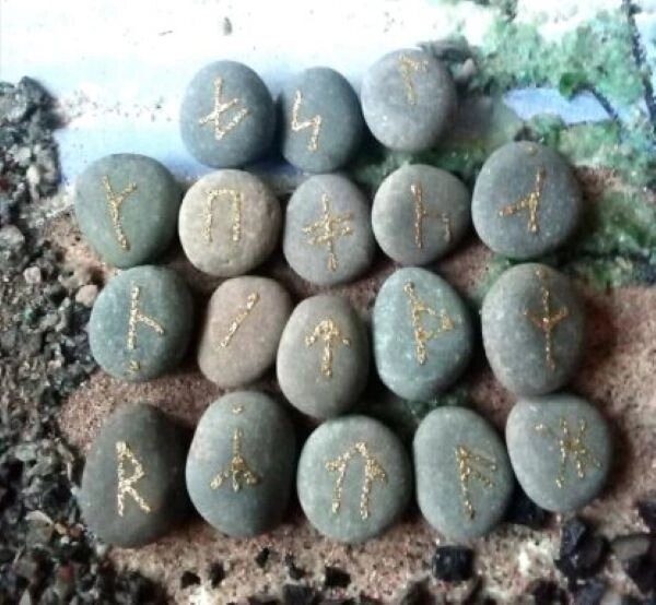 Славянские руны на камне от компании ООО АМУЛЕТОФФ - фото 1