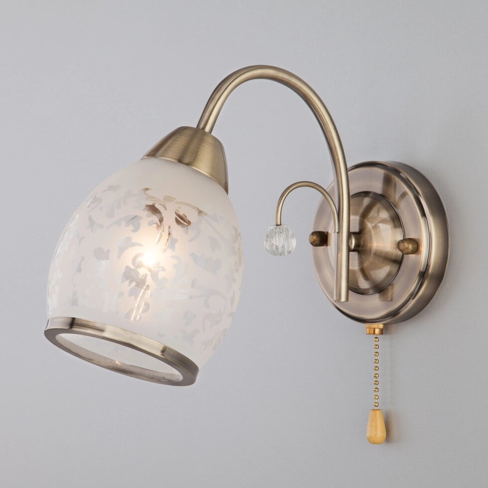 Настенный светильник со стеклянным плафоном 30026/1 античная бронза от компании ФЕРОСВЕТ - фото 1