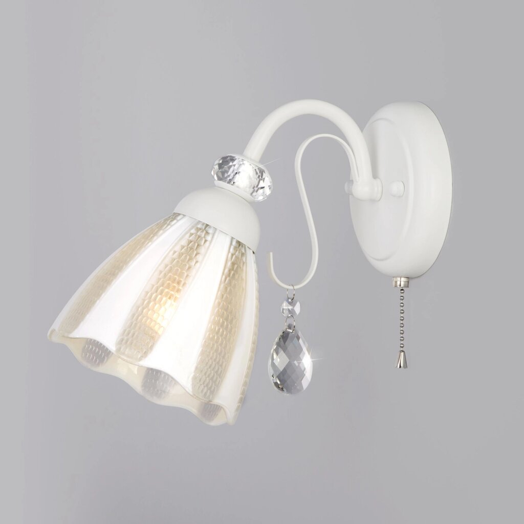 Настенный светильник со стеклянным плафоном 30155/1 белый от компании ФЕРОСВЕТ - фото 1