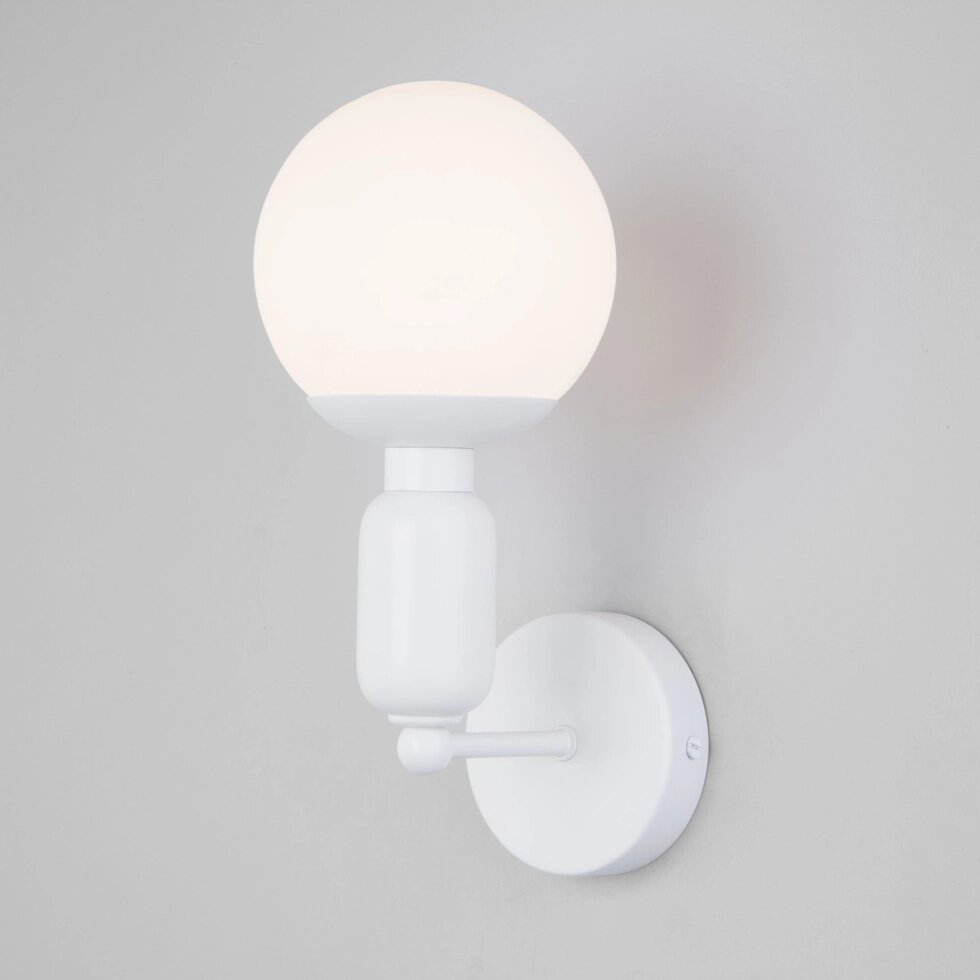 Настенный светильник со стеклянным плафоном 50251/1 белый от компании ФЕРОСВЕТ - фото 1