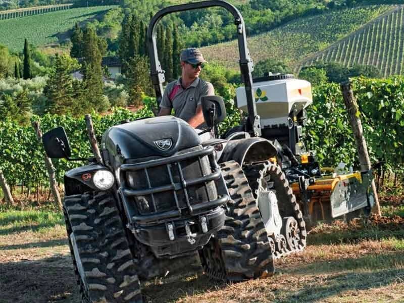 Итальянский гусеничный трактор Antonio Carraro MACH 2R с дугой безопасности ROPS для садов от компании Tractor People - фото 1