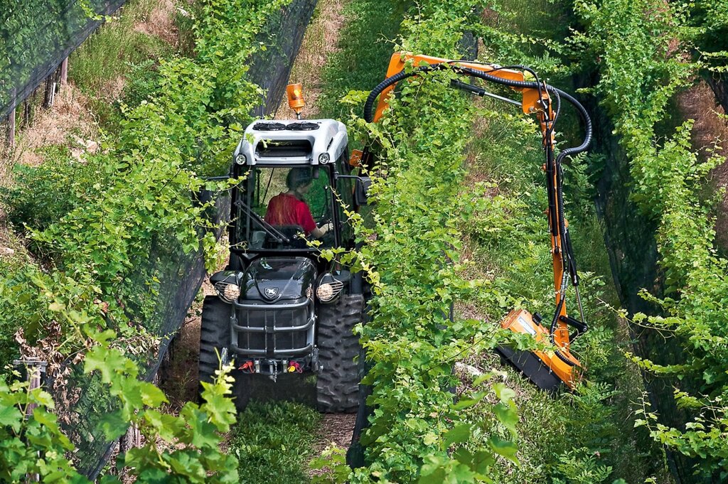 Итальянский гусеничный трактор Antonio Carraro MACH 2R с кабиной STARLIGHT от компании Tractor People - фото 1