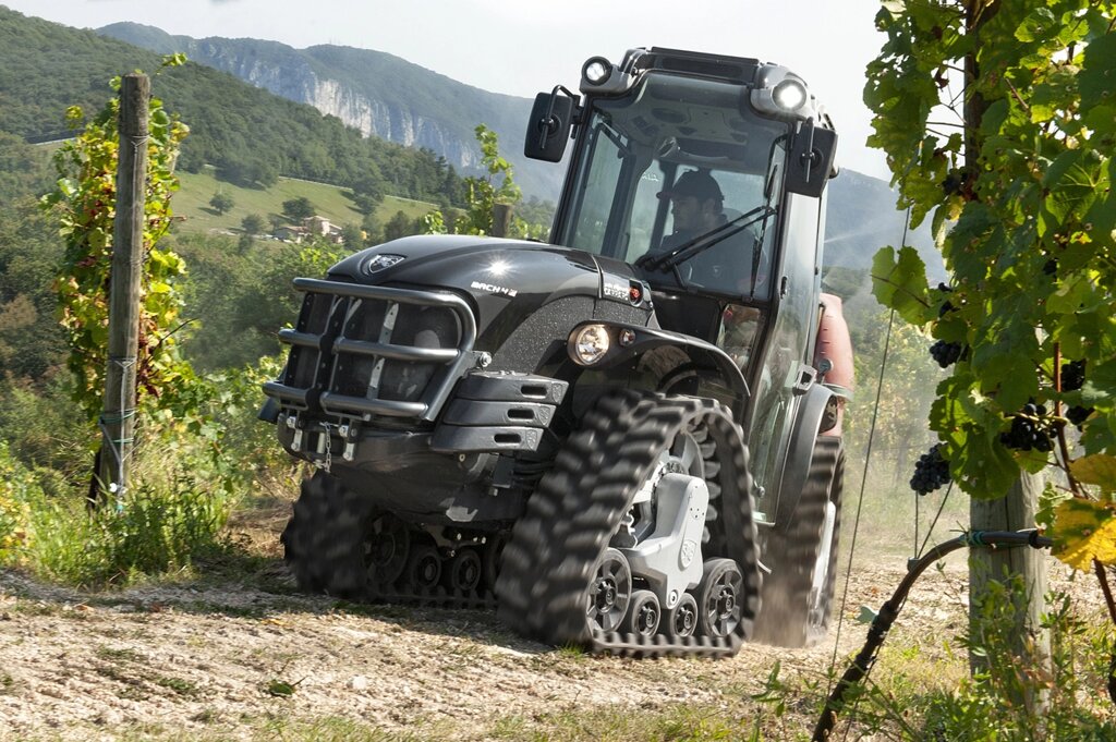 Итальянский гусеничный трактор Antonio Carraro MACH 4 с кабиной STARLIGHT для садов от компании Tractor People - фото 1